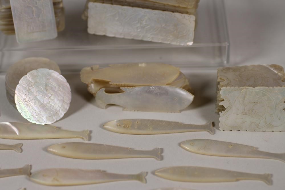 A COLLECTION OF CHINESE MOTHER OF PEARL GAMING COUNTERS Image