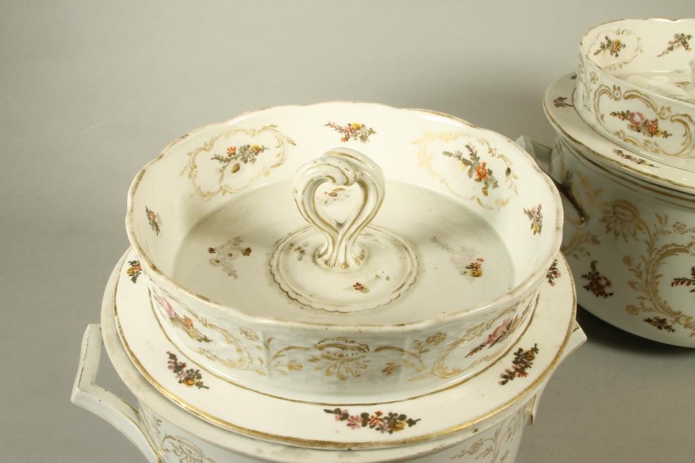 A PAIR OF MEISSEN PORCELAIN ICE PAILS AND COVERS Image