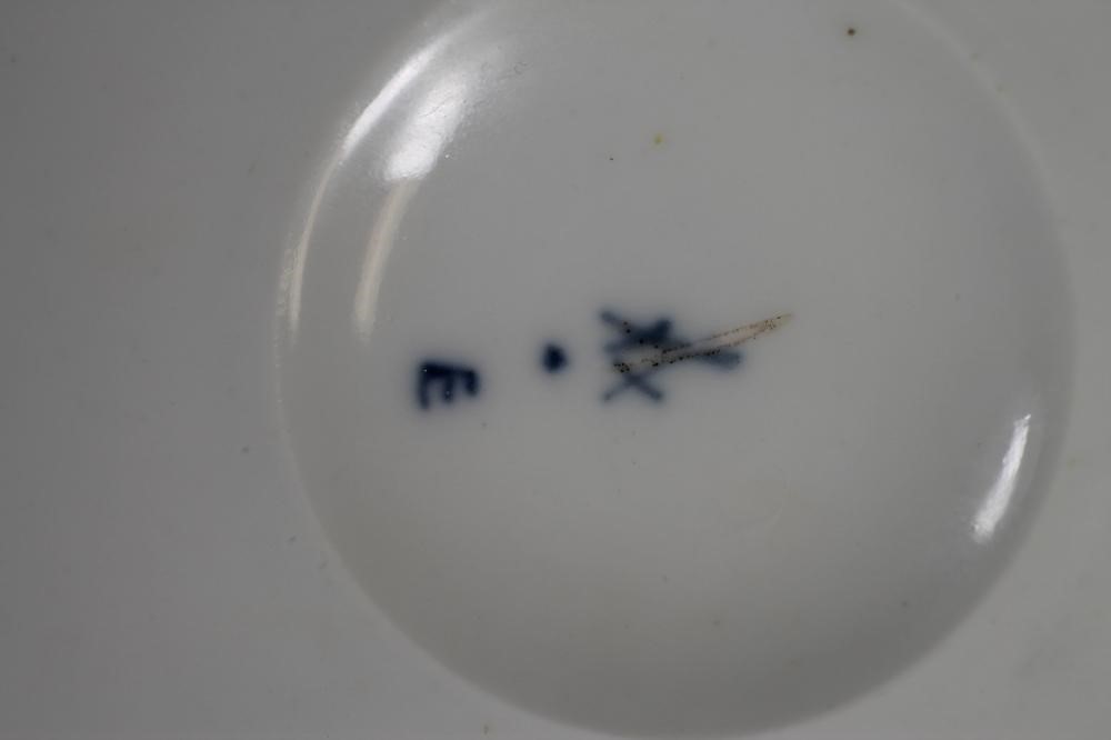 A PAIR OF MEISSEN PORCELAIN ICE PAILS AND COVERS Image