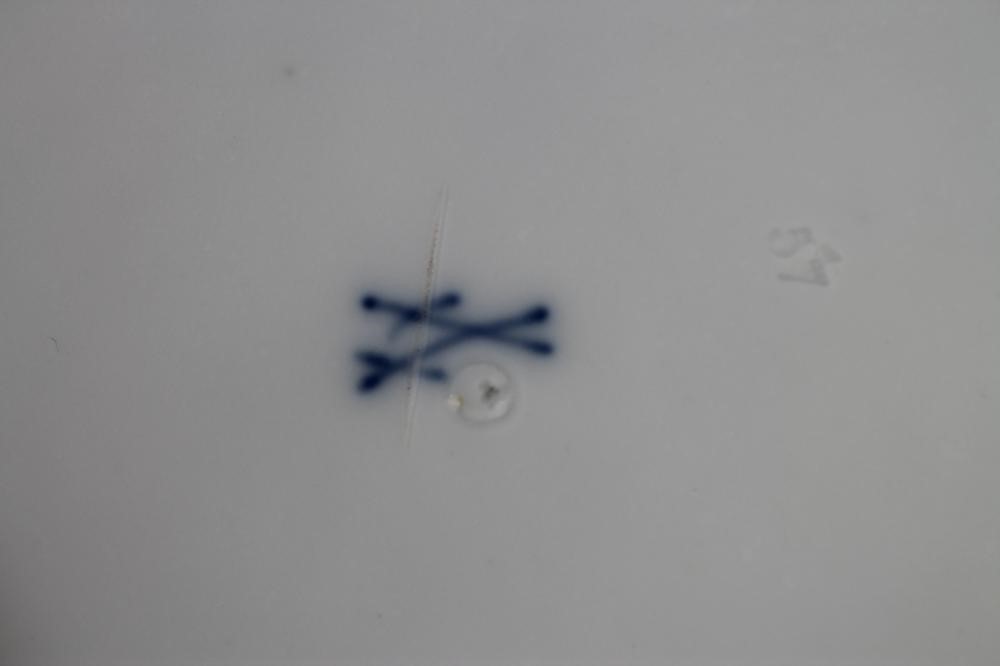 A PAIR OF MEISSEN PORCELAIN ICE PAILS AND COVERS Image