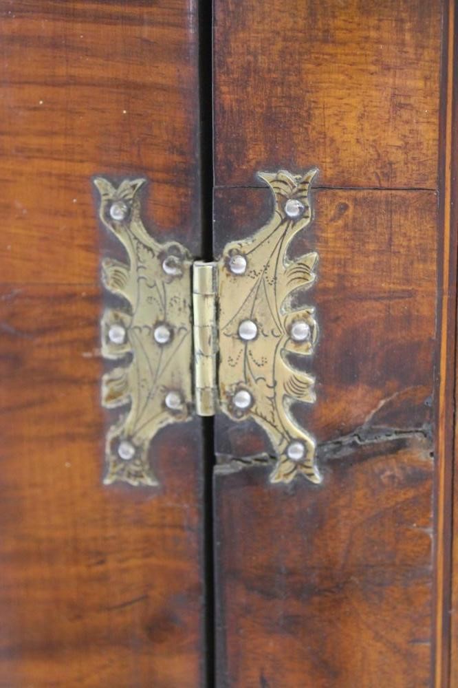 A GEORGIAN MAHOGANY AND ROSEWOOD BANDED CORNER CUPBOARD Image