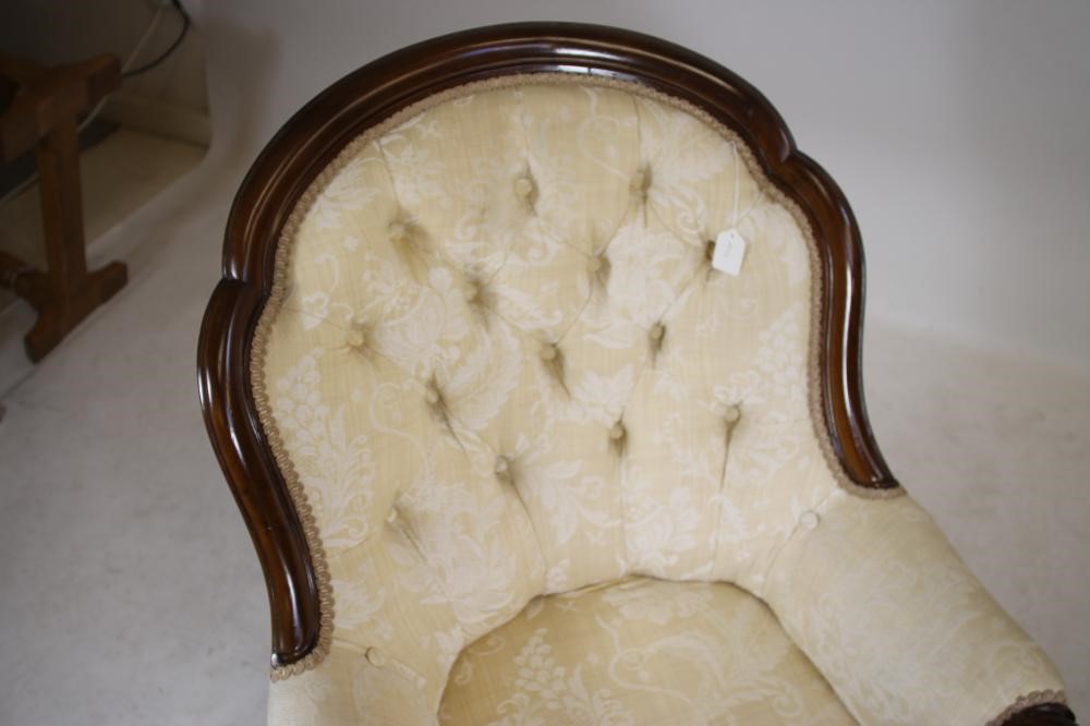 A VICTORIAN MAHOGANY ARMCHAIR Image