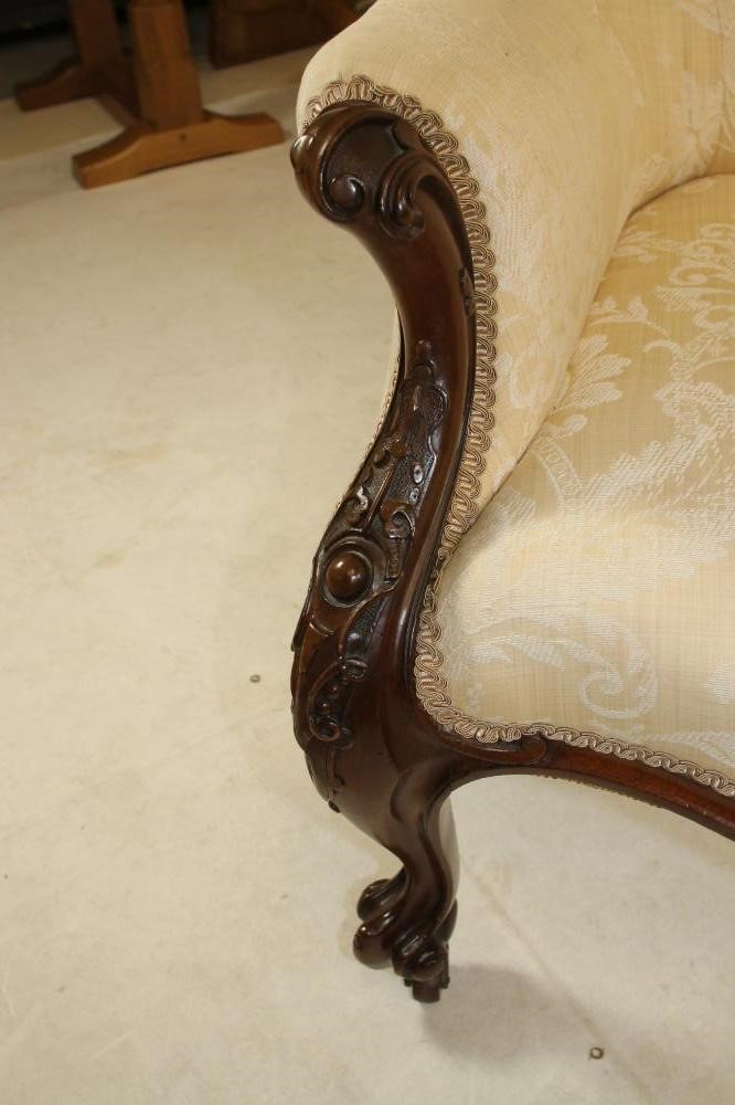 A VICTORIAN MAHOGANY ARMCHAIR Image