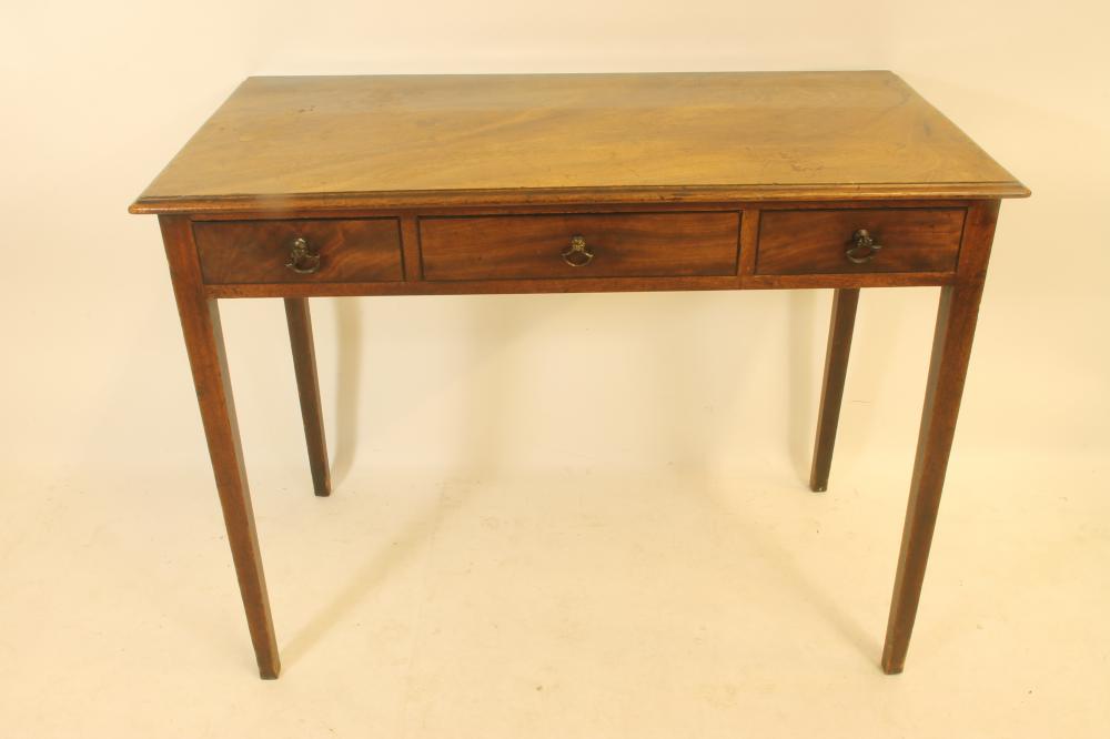 A GEORGIAN MAHOGANY SIDE TABLE Image