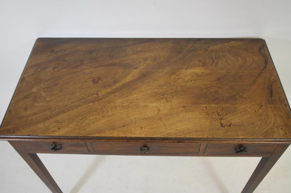 A GEORGIAN MAHOGANY SIDE TABLE Image