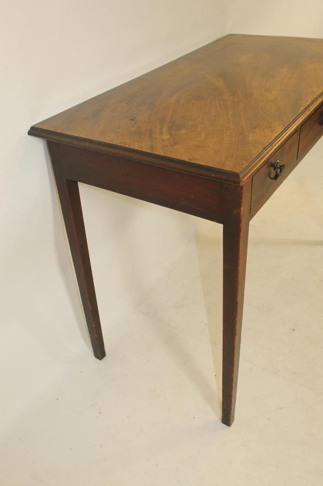 A GEORGIAN MAHOGANY SIDE TABLE Image