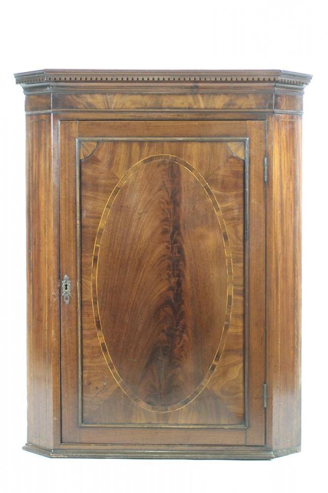 A GEORGIAN MAHOGANY CORNER CUPBOARD Image