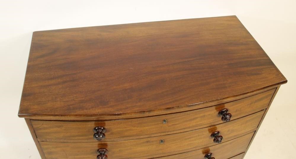 A SMALL REGENCY MAHOGANY CHEST Image