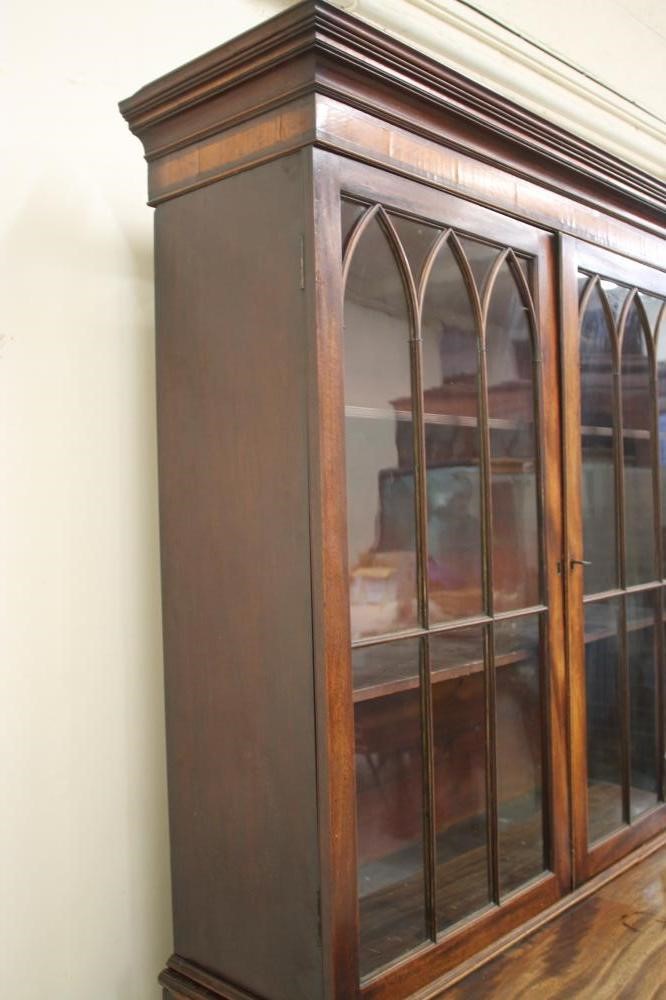 A GEORGIAN MAHOGANY SECRETAIRE BOOKCASE Image