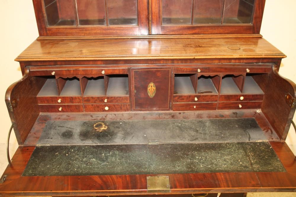 A GEORGIAN MAHOGANY SECRETAIRE BOOKCASE Image
