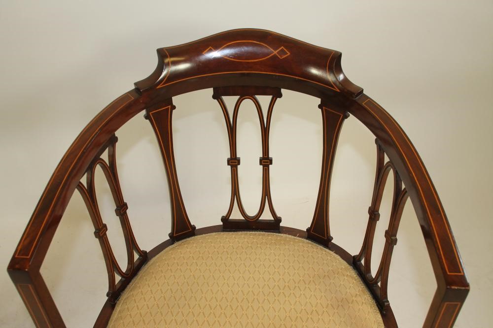A LATE VICTORIAN ROSEWOOD SUTHERLAND TABLE Image