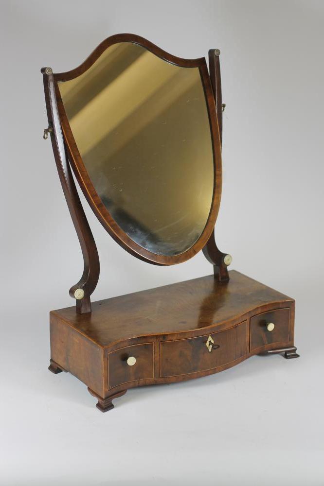 A GEORGIAN MAHOGANY TOILET MIRROR Image