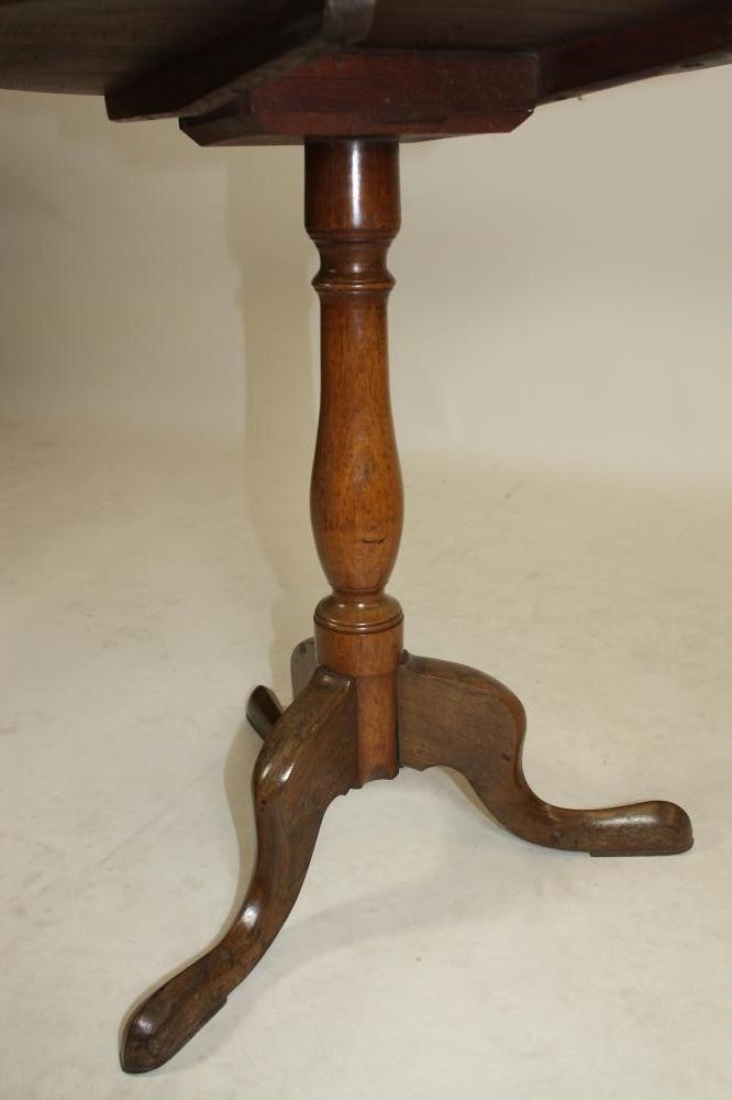 A GEORGIAN MAHOGANY TRIPOD TABLE Image