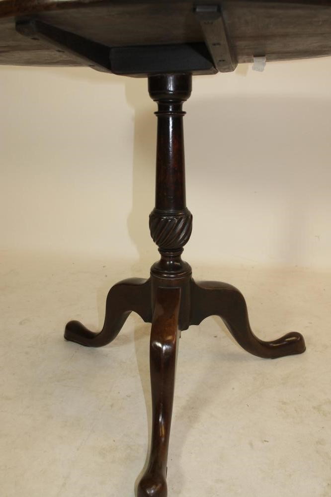 A GEORGE III MAHOGANY TRIPOD TABLE Image