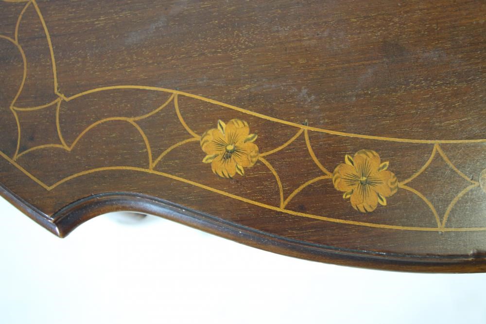 AN EDWARDIAN MAHOGANY AND MARQUETRY OCCASIONAL TABLE of earred circular form Image