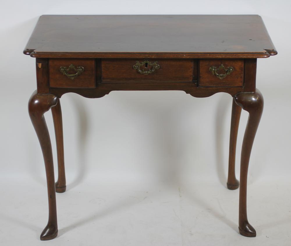 A MAHOGANY SIDE TABLE Image