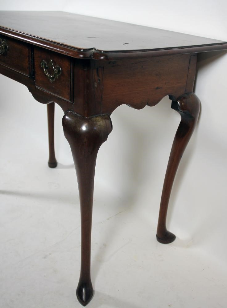A MAHOGANY SIDE TABLE Image