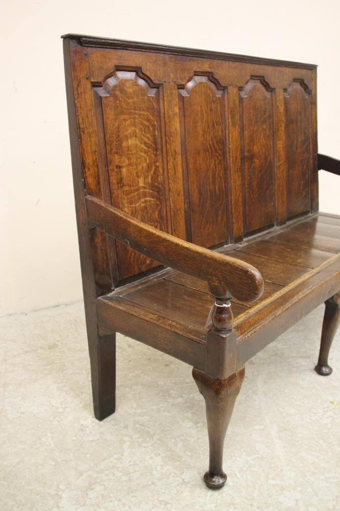 A GEORGIAN OAK SETTLE Image