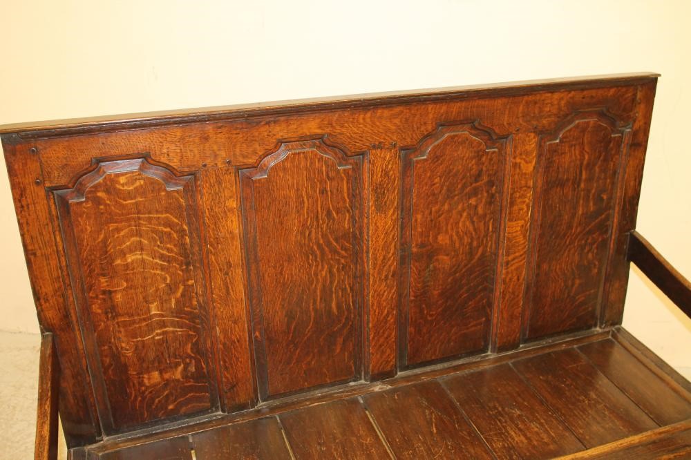 A GEORGIAN OAK SETTLE Image