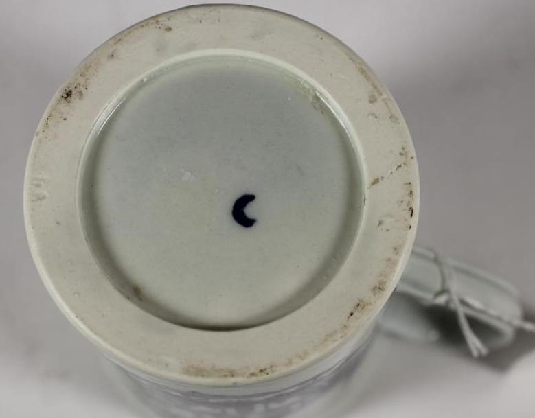 A FIRST PERIOD WORCESTER PORCELAIN MUG Image