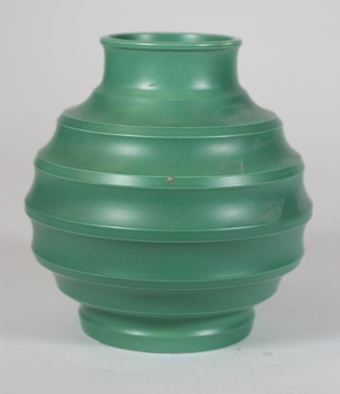 A KEITH MURRAY FOR WEDGWOOD EARTHENWARE VASE Image