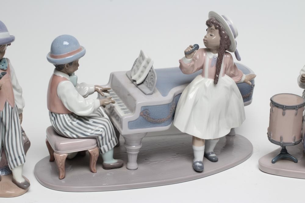 A SET OF SIX LLADRO PORCELAIN JAZZ BAND FIGURES Image