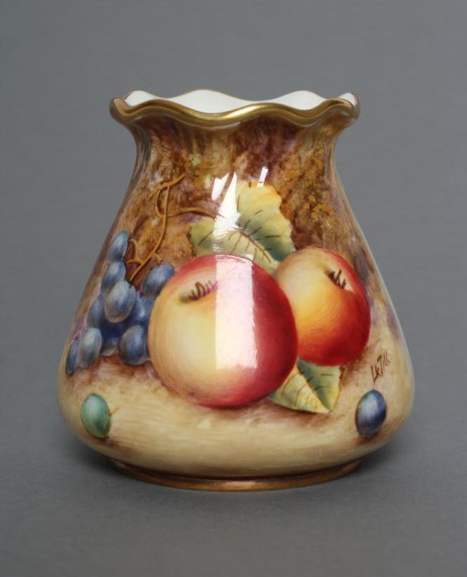 A ROYAL WORCESTER CHINA SMALL VASE Image