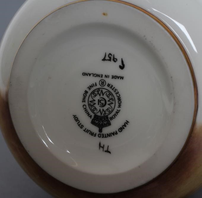 A ROYAL WORCESTER CHINA SMALL VASE Image