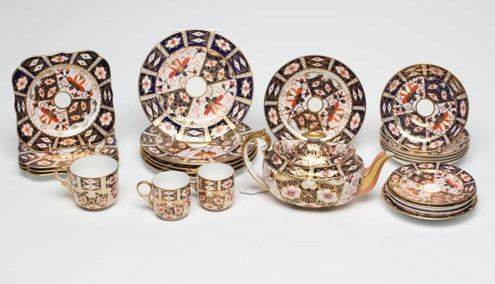 A ROYAL CROWN DERBY CHINA "WITCHES" PATTERN MIXED PART TEA AND COFFEE SERVICE Image