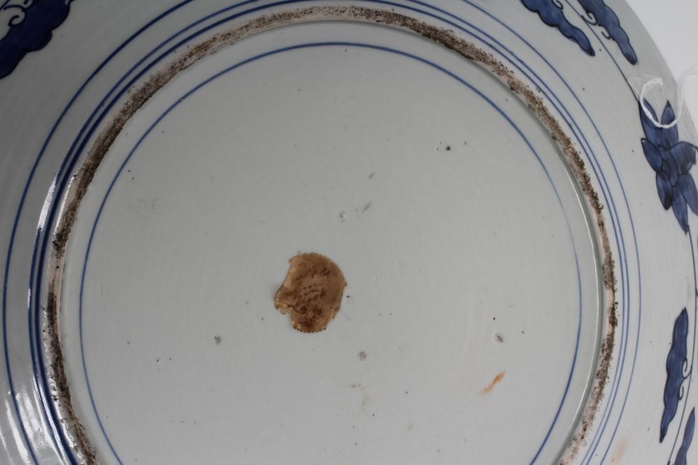 AN IMARI PORCELAIN CHARGER Image