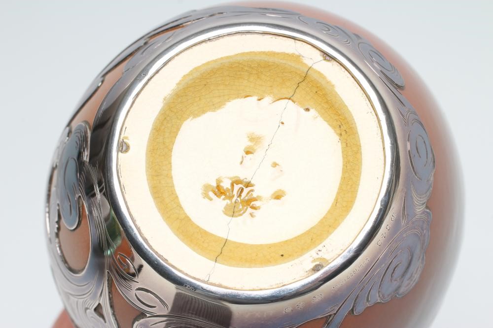 A ROOKWOOD POTTERY BOTTLE VASE Image