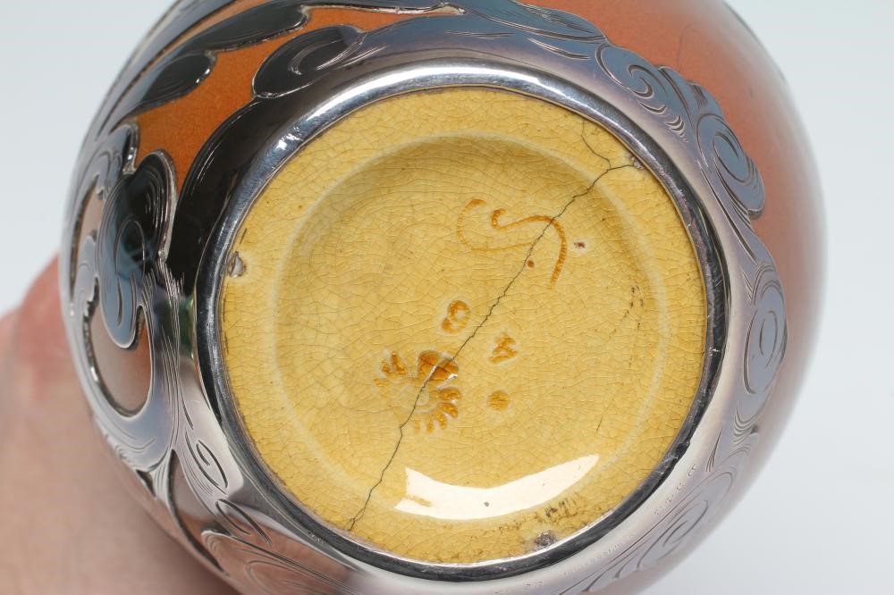 A ROOKWOOD POTTERY BOTTLE VASE Image