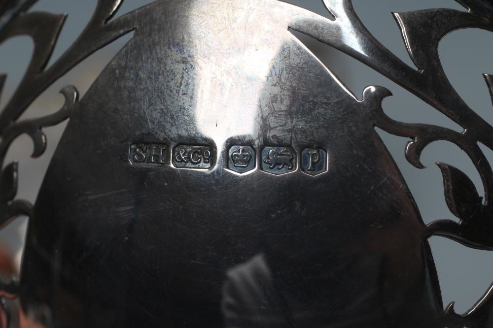 A PAIR OF SILVER SWEETMEAT DISHES Image