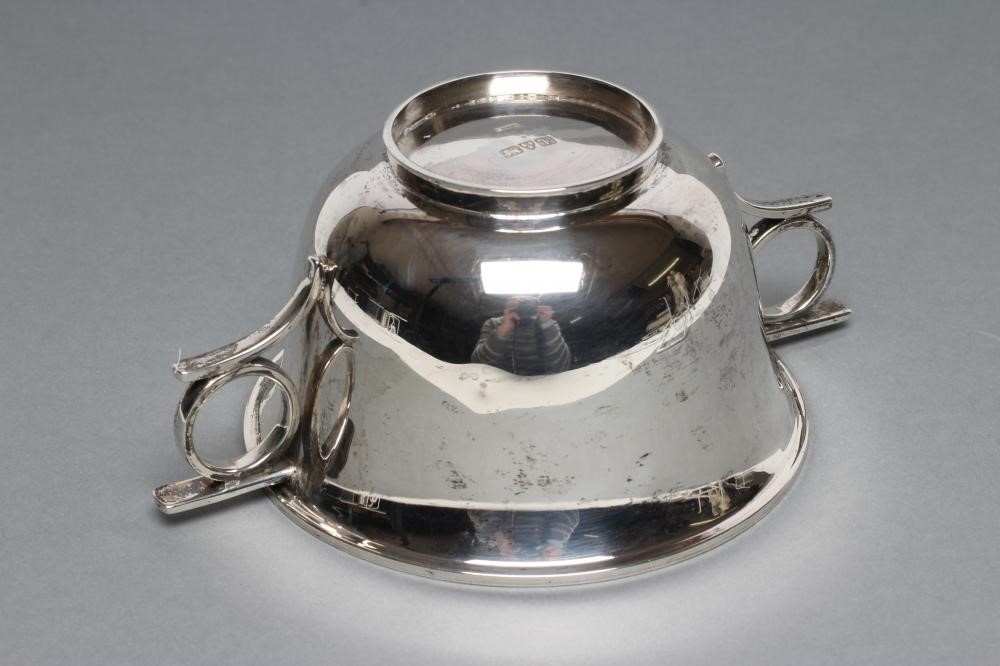 A SILVER PORRINGER Image