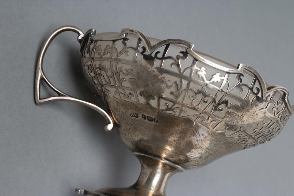 AN EDWARDIAN SILVER BUTTER SHELL Image