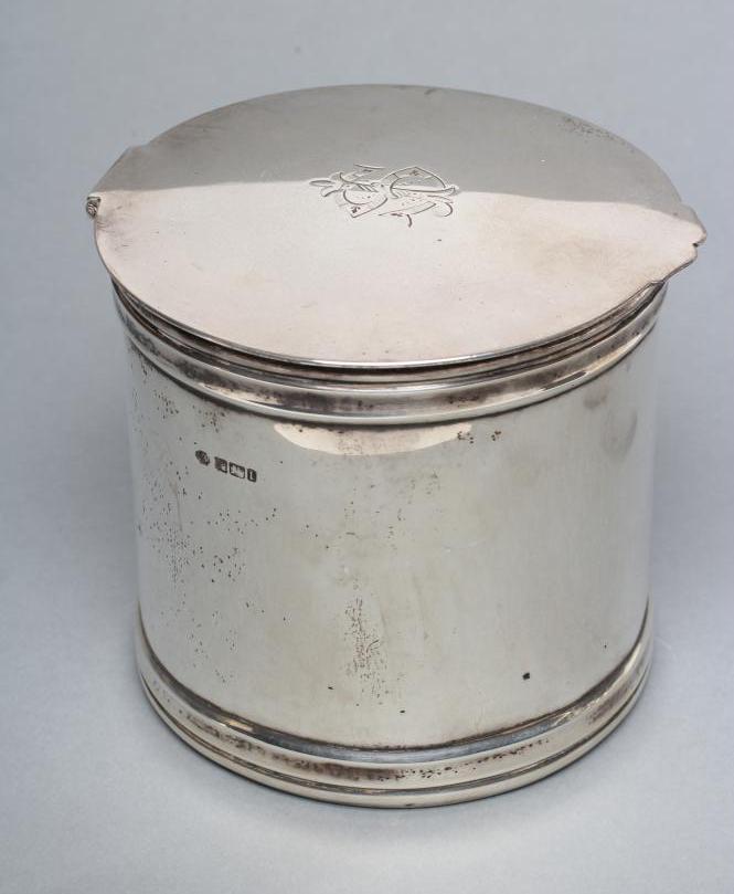AN EDWARDIAN SILVER CYLINDRICAL CANISTER Image