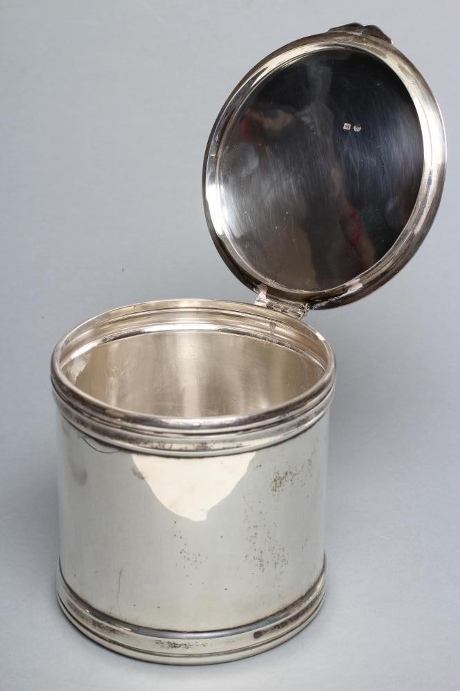 AN EDWARDIAN SILVER CYLINDRICAL CANISTER Image