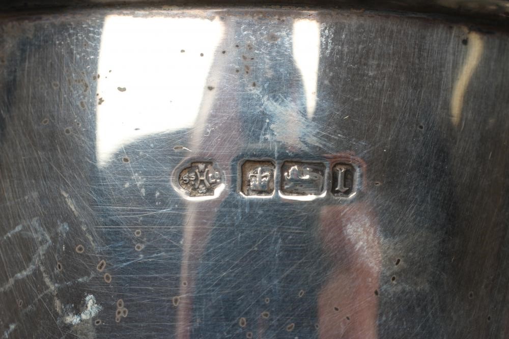 AN EDWARDIAN SILVER CYLINDRICAL CANISTER Image