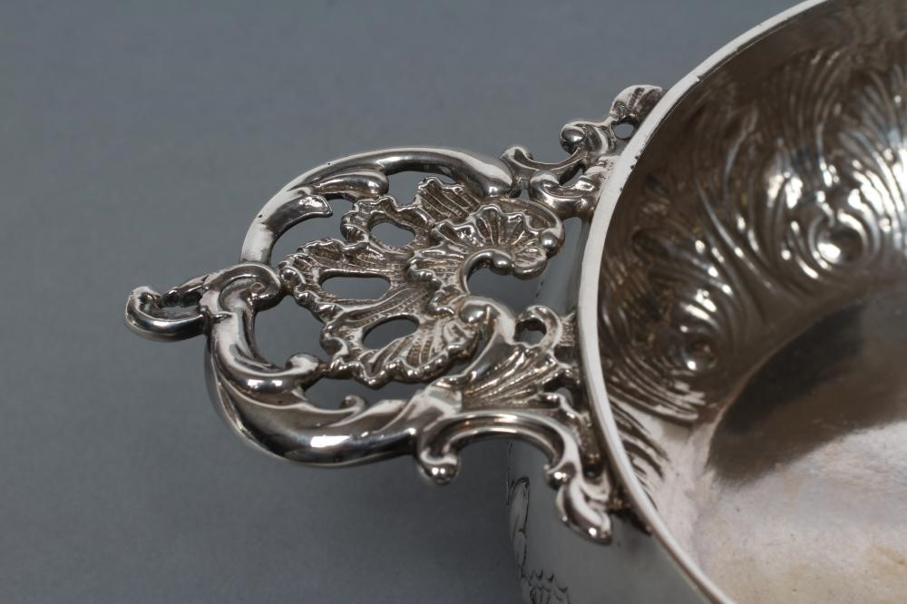 A LATE VICTORIAN SILVER QUAICHE Image