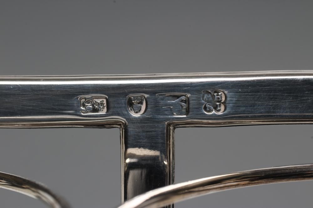 A WILLIAM IV SILVER SEVEN BAR WIREWORK TOASTRACK Image