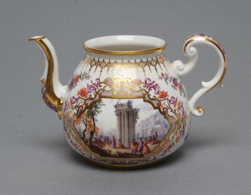 A MEISSEN PORCELAIN TEAPOT Image