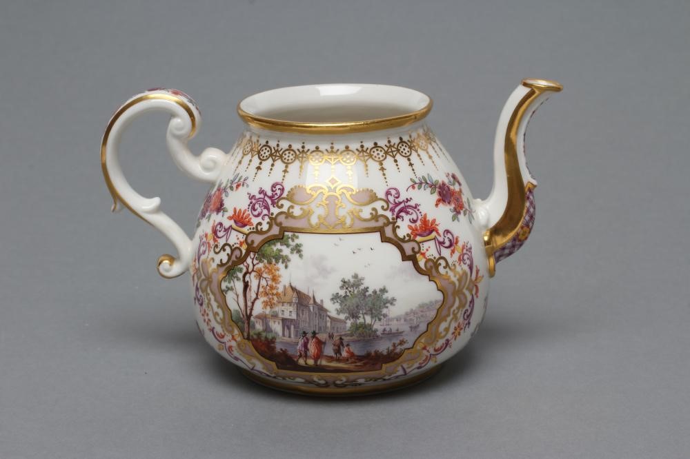 A MEISSEN PORCELAIN TEAPOT Image