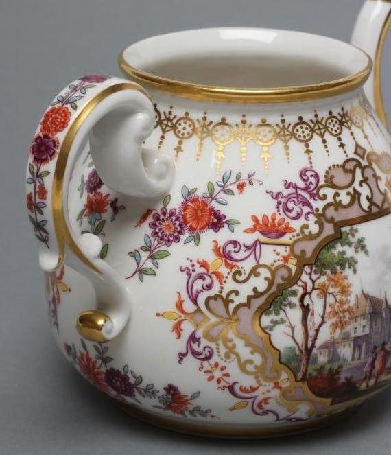 A MEISSEN PORCELAIN TEAPOT Image
