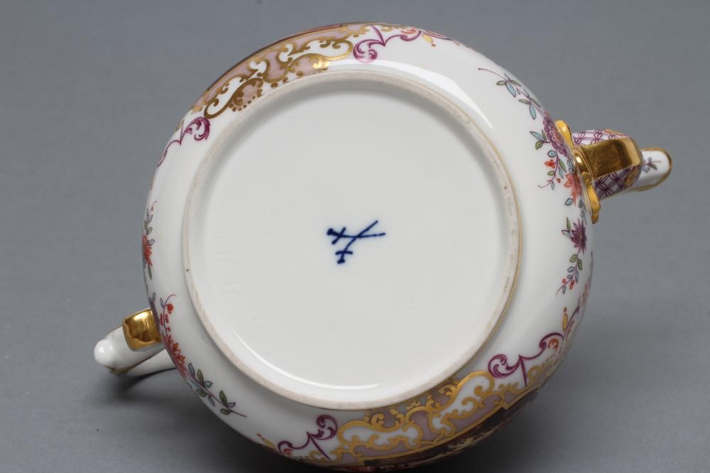 A MEISSEN PORCELAIN TEAPOT Image