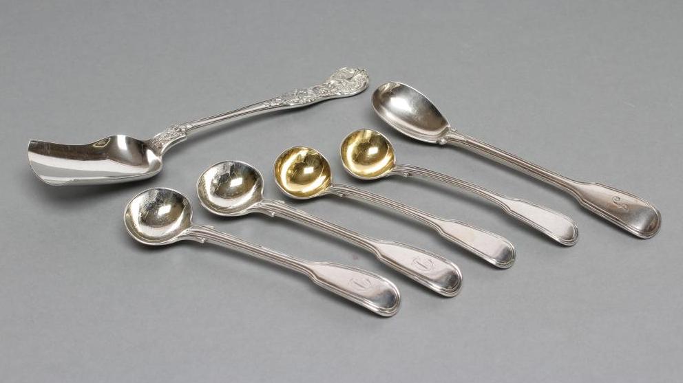 A PAIR OF VICTORIAN SILVER FIDDLE AND THREAD PATTERN MUSTARD SPOONS Image