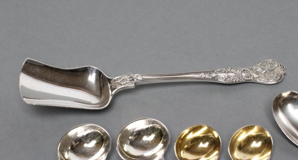 A PAIR OF VICTORIAN SILVER FIDDLE AND THREAD PATTERN MUSTARD SPOONS Image