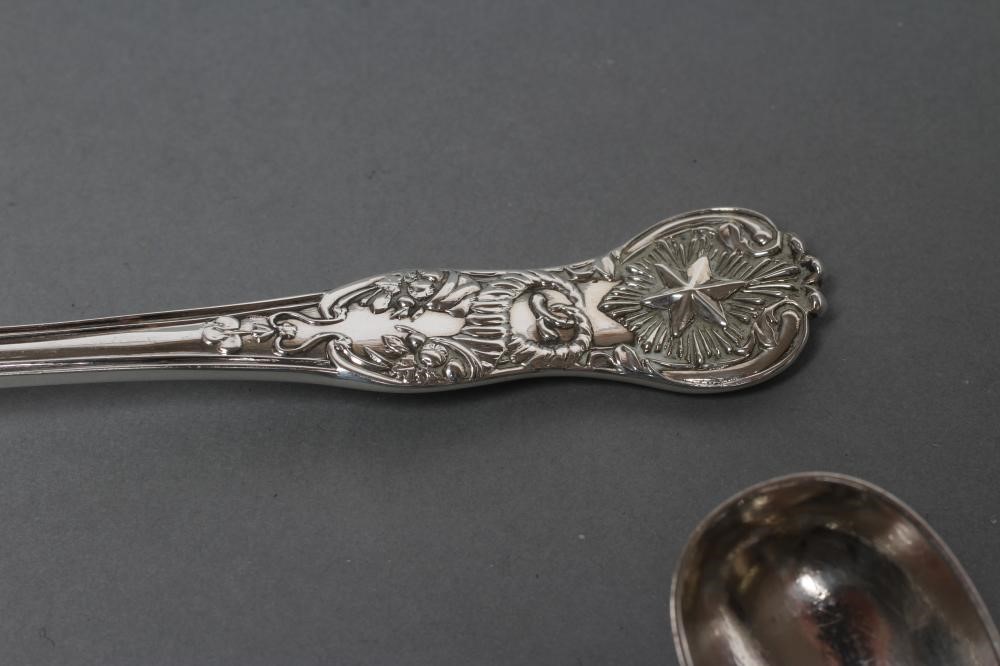 A PAIR OF VICTORIAN SILVER FIDDLE AND THREAD PATTERN MUSTARD SPOONS Image