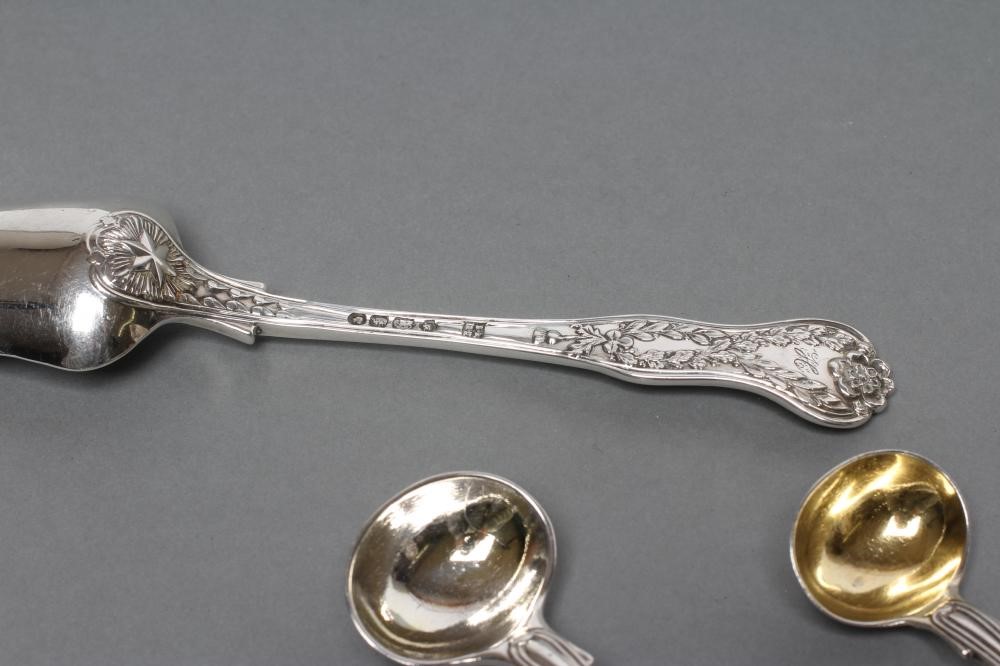 A PAIR OF VICTORIAN SILVER FIDDLE AND THREAD PATTERN MUSTARD SPOONS Image