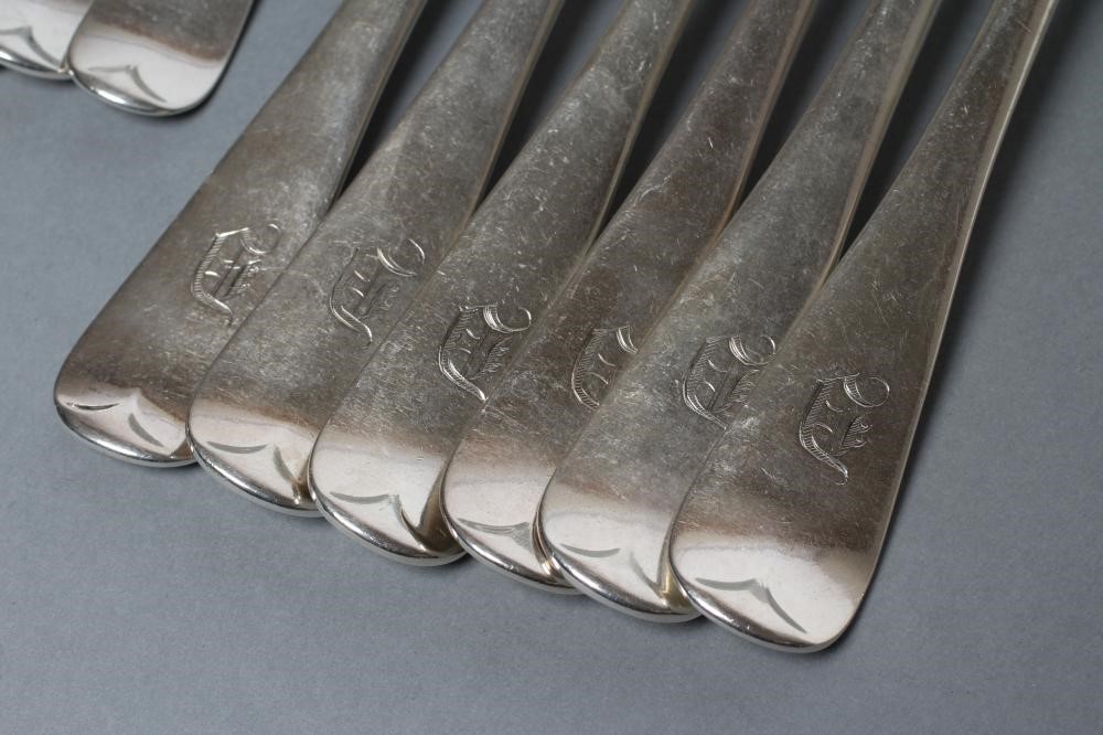 AN EDWARDIAN SILVER OLD ENGLISH PATTERN PART TABLE SERVICE Image