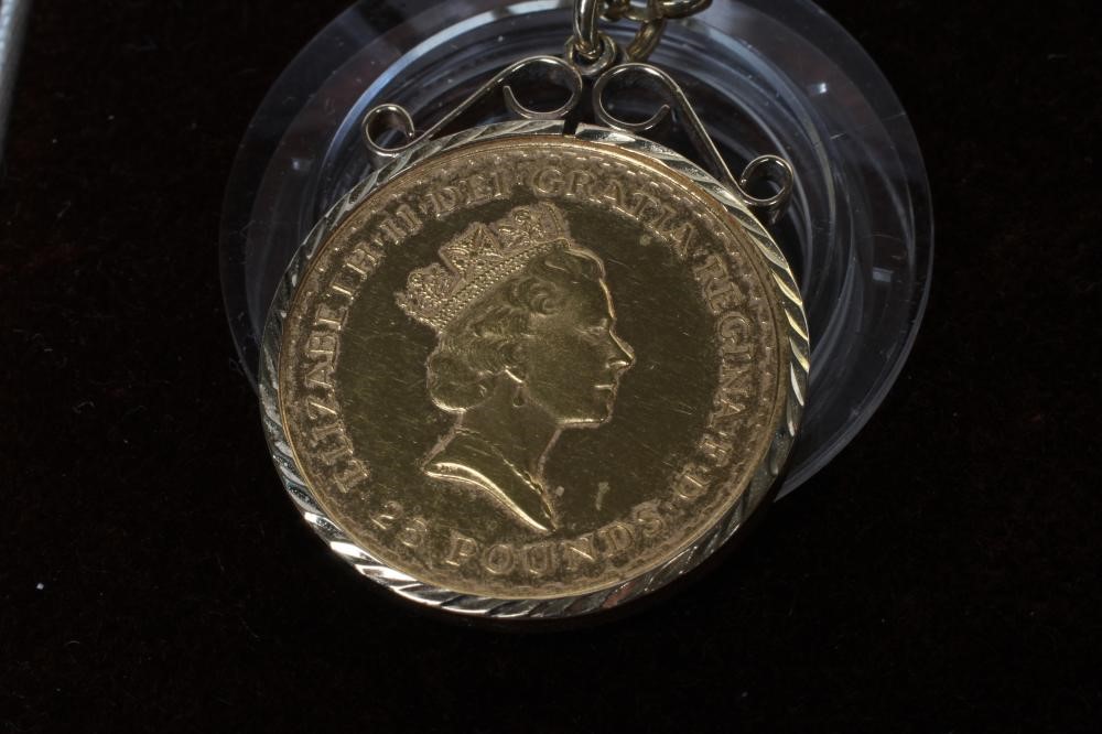 AN ELIZABETH II BRITANNIA TWO COIN SET Image